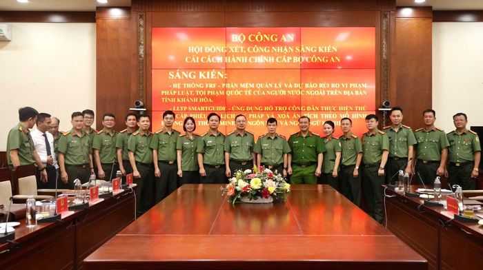 Thiếu tướng, PGS.TS Trần Nguyên Quân, Phó Cục trưởng Cục Pháp chế và Cải cách hành chính, Tư pháp – Bộ Công an, chụp ảnh lưu niệm với thành viên Hội đồng xét, công nhận sáng kiến cải cách hành chính cấp Bộ cùng lãnh đạo Công an tỉnh Khánh Hòa và hai nhóm tác giả có sáng kiến.