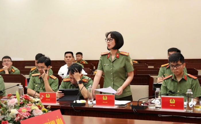 Thượng tá Nguyễn Thị Mai Quỳnh, Phó Trưởng phòng 4, Cục QLXNC - Bộ Công an, thành viên Hội đồng xét, công nhận sáng kiến cải cách hành chính cấp Bộ phát biểu ý kiến góp ý sáng kiến.