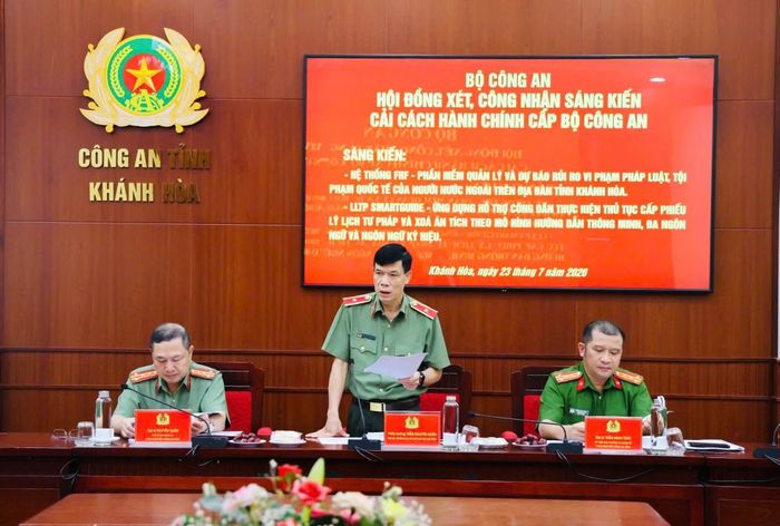 Thiếu tướng, PGS.TS Trần Nguyên Quân, Phó Cục trưởng Cục Pháp chế và Cải cách hành chính, Tư pháp – Bộ Công an phát biểu kết luận tại cuộc họp Hội đồng xét, công nhận sáng kiến cải cách hành chính cấp Bộ đối với hai sáng kiến của Công an tỉnh Khánh Hòa.