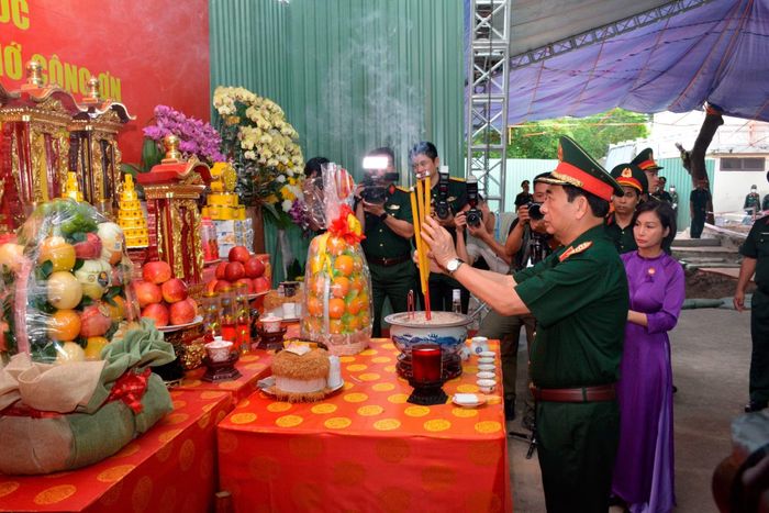 Phó Thủ tướng Chính phủ, Bộ trưởng Bộ Quốc phòng Phan Văn Giang và các đại biểu dâng hương các Anh hùng liệt sĩ.