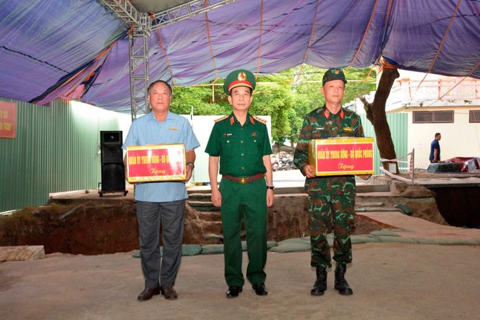 Phó Thủ tướng Chính phủ, Bộ trưởng Bộ Quốc phòng Phan Văn Giang thăm, kiểm tra hiện trường, nghe báo cáo tiến độ công tác tìm kiếm, quy tập hài cốt liệt sĩ, động viên, tặng quà cán bộ, chiến sĩ và các lực lượng đang trực tiếp thực hiện nhiệm vụ tại Công viên Lê Thị Riêng.