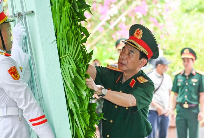 Phó Thủ tướng Chính phủ, Bộ trưởng Bộ Quốc phòng Phan Văn Giang cùng đoàn công tác dâng hoa, dâng hương tại Tượng đài Cố Tổng Bí thư Trần Phú.