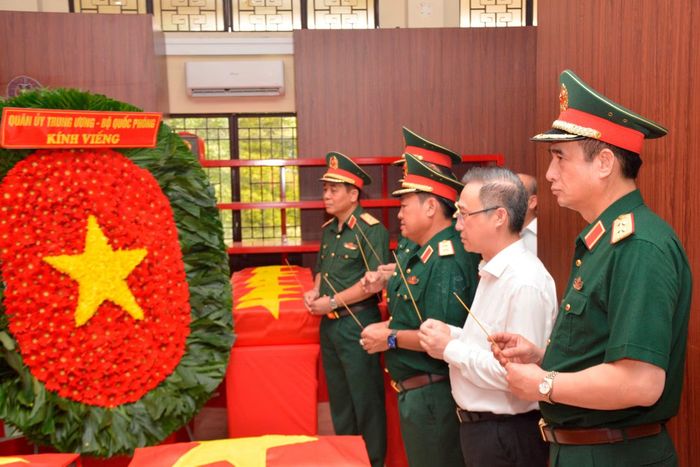 Phó Thủ tướng Chính phủ, Bộ trưởng Bộ Quốc phòng Phan Văn Giang và các đại biểu dâng hương tại Nhà quàn hài cốt liệt sĩ.
