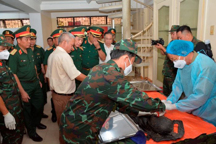 Phó Thủ tướng Chính phủ, Bộ trưởng Bộ Quốc phòng Phan Văn Giang và các đại biểu tại khu vực bảo quản mẫu vật, di vật liệt sĩ.