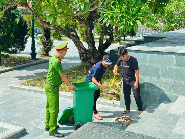 Nhóm thanh thiếu niên vi phạm được lực lượng Công an giáo dục bằng hoạt động lao động công ích.