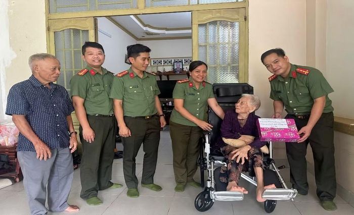 Đoàn tới thăm gia đình bà Bùi Thị Nạy có con là Liệt sĩ Nguyễn Thị Hương.