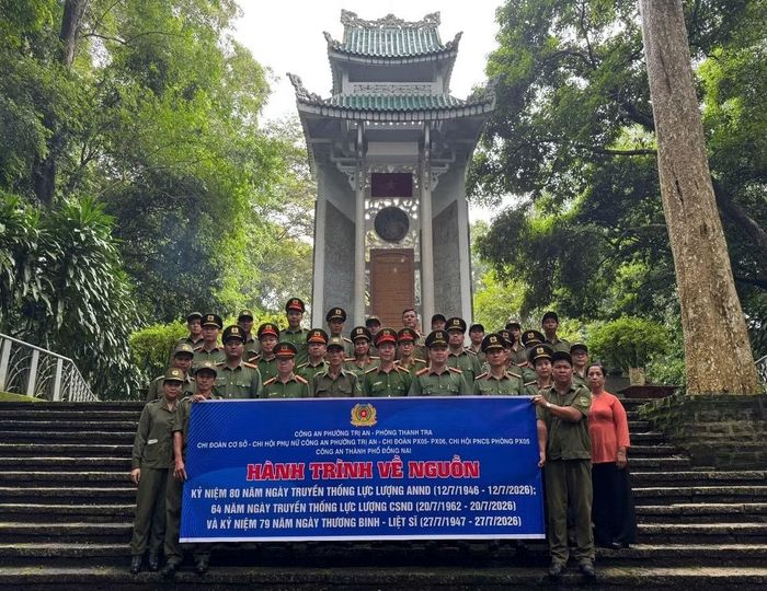 Đoàn viên và hội viên chụp ảnh lưu niệm tại Di tích lịch sử Căn cứ Chiến khu D.
