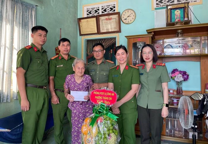 Tuổi trẻ Phòng Cảnh sát PCCC&amp;CNCH và Công an phường Trảng Dài đến thăm chị ruột của Liệt sĩ Nguyễn Thanh Bình (SN 1937), gia đình liệt sĩ chỉ có 2 chị em ruột, Liệt sĩ Nguyễn Thanh Bình hy sinh khi chưa lập gia đình.
