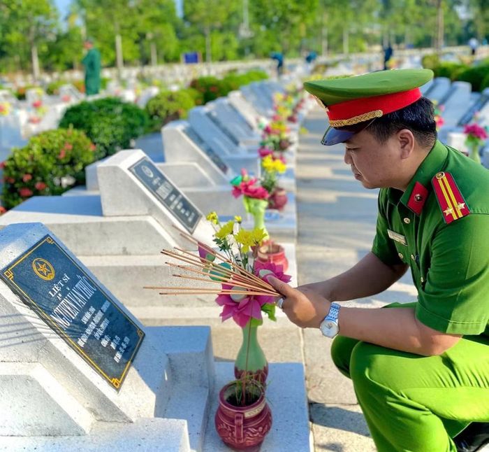 Cán bộ Công an phường Long Bình thắp hương tưởng nhớ công lao to lớn của các Anh hùng Liệt sĩ.