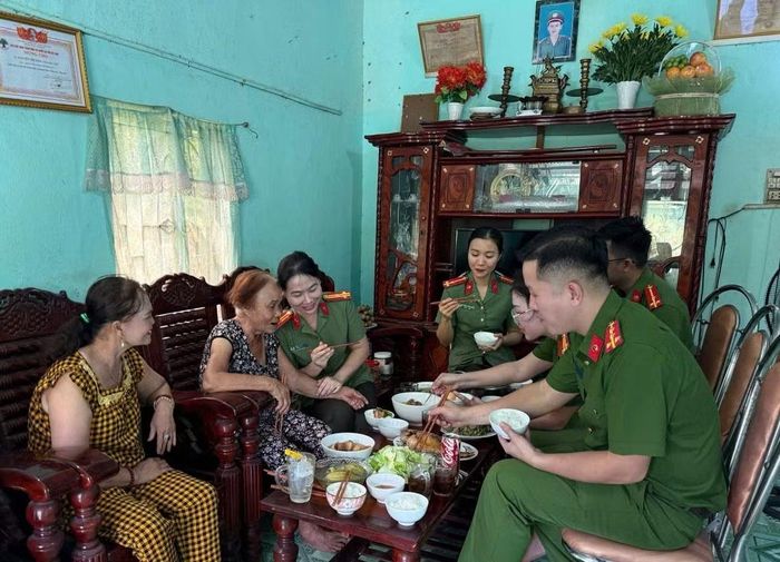 Công an xã An Viễn tổ chức bữa cơm tri ân cùng gia đình Liệt sĩ.