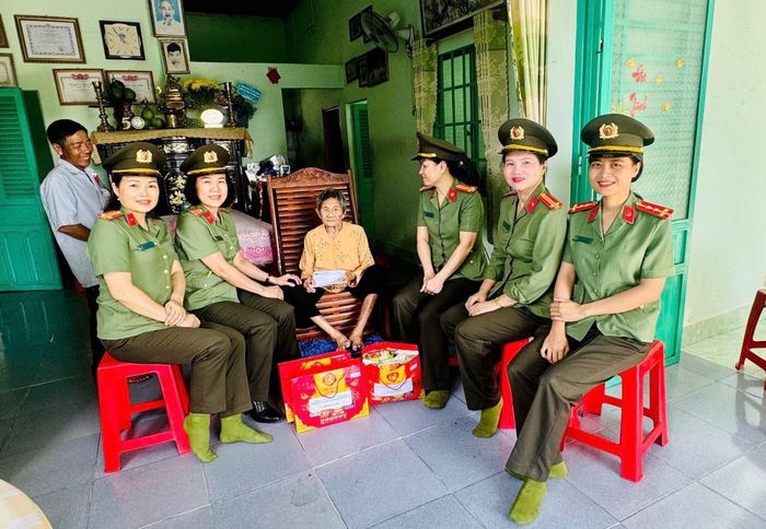 Đoàn đến thăm hỏi Mẹ Việt Nam anh hùng Hồ Thị Vàng - có chồng và con trai đều là liệt sĩ.