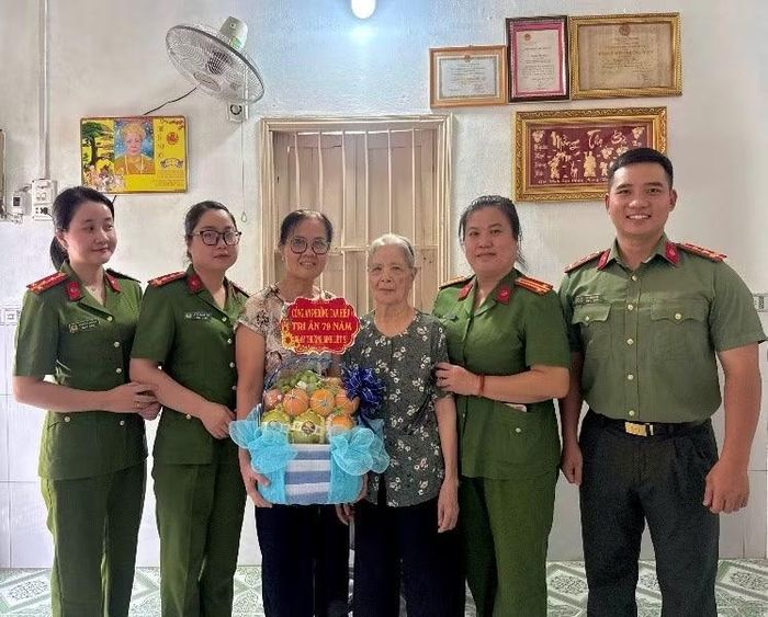 Công an phường Tam Hiệp thăm bà Nguyễn Thị Phúc (mẹ Liệt sỹ Nguyễn Duy Hình).