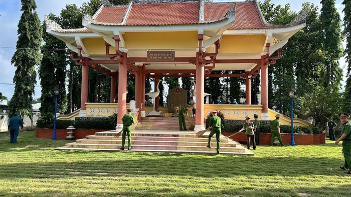 Đoàn viên thanh niên vệ sinh, chỉnh trang khuôn viên Nhà bia ghi tên Liệt sĩ.