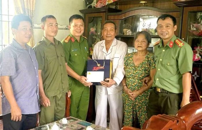 Công an xã Tà Lài tri ân gia đình chính sách, người có công với cách mạng.