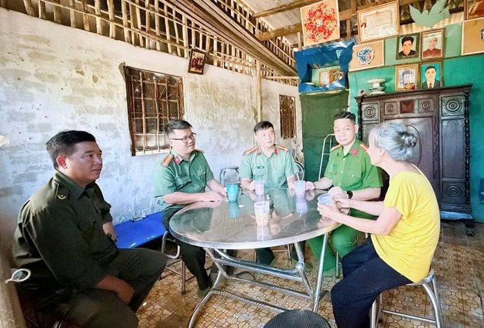 Công an xã Đại Phước thăm, tặng quà gia đình thờ cúng Mẹ Việt nam Anh hùng Nguyễn Thị Nơi và Liệt sĩ Nguyễn Văn Thắng.