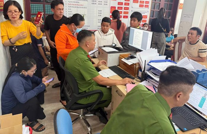Công an xã Nông Sơn thu nhận hồ sơ cấp căn cước và định danh điện tử mức 2 cho người dân.