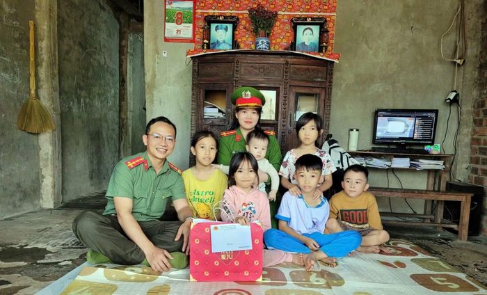 Cán bộ Công an xã Nông Sơn thăm, tặng quà động viên trẻ em nghèo hiếu học.