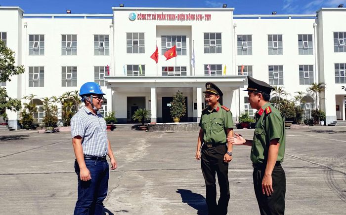 Cán bộ Công an xã Nông Sơn trao đổi tình hình đảm bảo an ninh, an toàn với cán bộ Nhà máy nhiệt điện Nông Sơn.