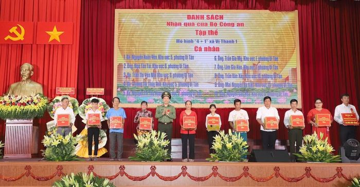 Thượng tướng Lê Văn Tuyến, Thứ trưởng Bộ Công an trao quà tặng tập thể các thành viên mô hình “4+1” xã Vị Thanh 1.