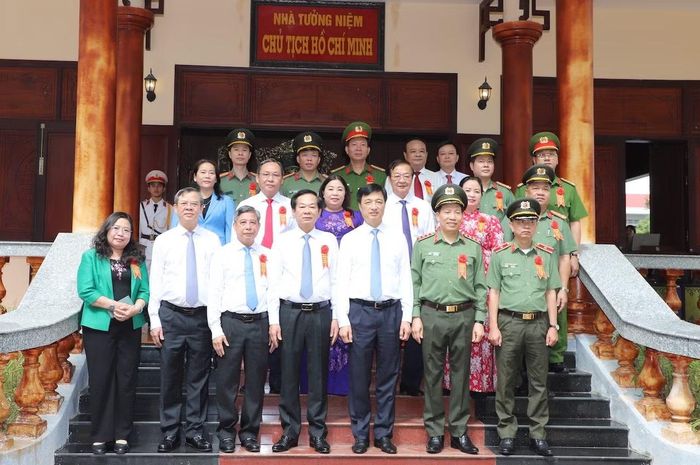 Đồng chí Nguyễn Duy Ngọc, Trưởng Ban Tổ chức Trung ương; Thượng tướng Lê Văn Tuyến, Thứ trưởng Bộ Công an cùng lãnh đạo thành phố và Ban Giám đốc Công an TP Cần Thơ chụp ảnh lưu niệm.