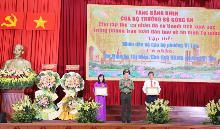 Thượng tướng Lê Văn Tuyến, Thứ trưởng Bộ Công an trao Bằng khen tặng tập thể, cá nhân có thành tích xuất sắc trong phong trào toàn dân bảo vệ ANTQ năm 2026.
