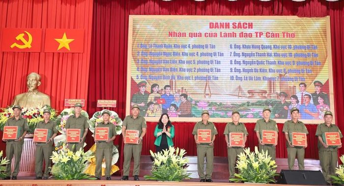 Đồng chí Hồ Thị Cẩm Đào, Phó Bí thư Thành ủy, Chủ tịch Ủy ban MTTQ Việt Nam TP Cần Thơ trao quà tặng các cá nhân tích cực tham gia công tác bảo đảm an ninh, trật tự và phong trào toàn dân bảo vệ ANTQ.