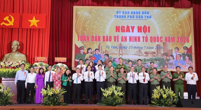 Đồng chí Nguyễn Duy Ngọc, Trưởng Ban Tổ chức Trung ương; Thượng tướng Lê Văn Tuyến, Thứ trưởng Bộ Công an cùng các đồng chí lãnh đạo TP Cần Thơ, đại biểu chụp ảnh lưu niệm tại ngày hội.