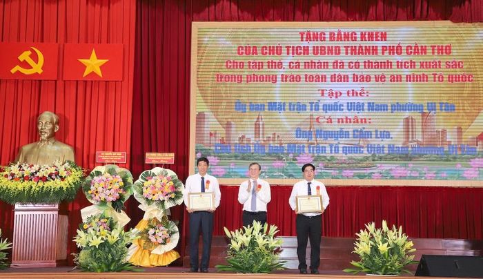 Đồng chí Trương Cảnh Tuyên, Chủ tịch UBND TP Cần Thơ trao Bằng khen tặng tập thể và cá nhân có thành tích xuất sắc trong phong trào toàn dân bảo vệ ANTQ năm 2026.