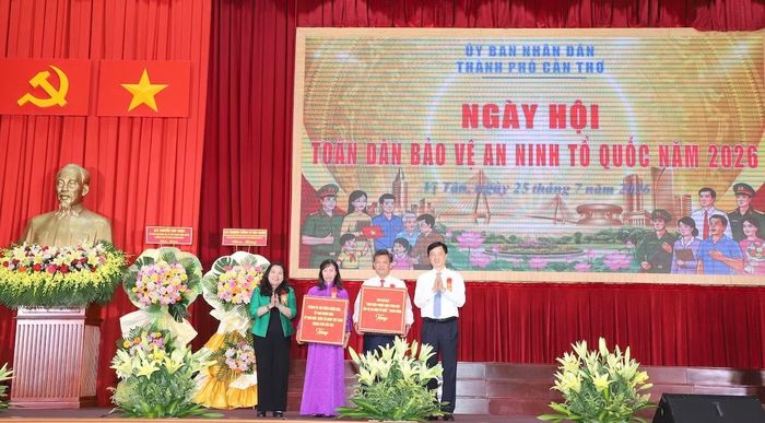 Đồng chí Nguyễn Duy Ngọc, Trưởng Ban Tổ chức Trung ương và đồng chí Hồ Thị Cẩm Đào, Phó Bí thư Thành ủy, Chủ tịch Ủy ban MTTQ Việt Nam TP Cần Thơ trao quà tặng người dân tại Ngày hội toàn dân bảo vệ ANTQ.