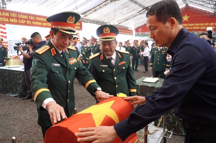 Phó Thủ tướng, Bộ trưởng Bộ Quốc phòng Phan Văn Giang cùng Bí thư Thành ủy Đồng Nai Vũ Hồng Văn di quan hài cốt Anh hùng liệt sĩ đến nhà chờ an táng.