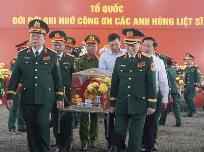 Đại tướng Nguyễn Trọng Nghĩa, Ủy viên Bộ Chính trị, Chủ nhiệm Tổng cục Chính trị QĐND Việt Nam cùng đại biểu di quan hài cốt Anh hùng liệt sĩ đến nhà chờ an táng.