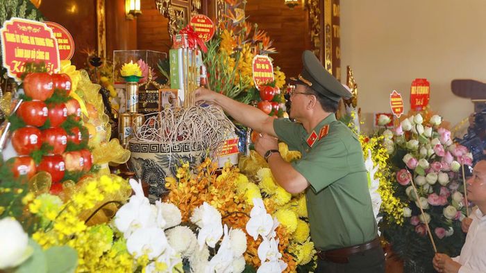Thứ trưởng Phạm Thế Tùng dâng hương tưởng niệm Anh hùng liệt sĩ CAND Bùi Thị Cúc.