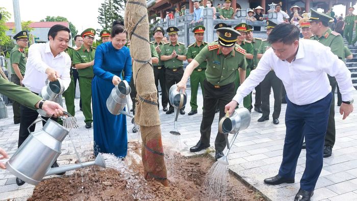 Bộ trưởng Lương Tam Quang và các đại biểu trồng cây tại khu lưu niệm.