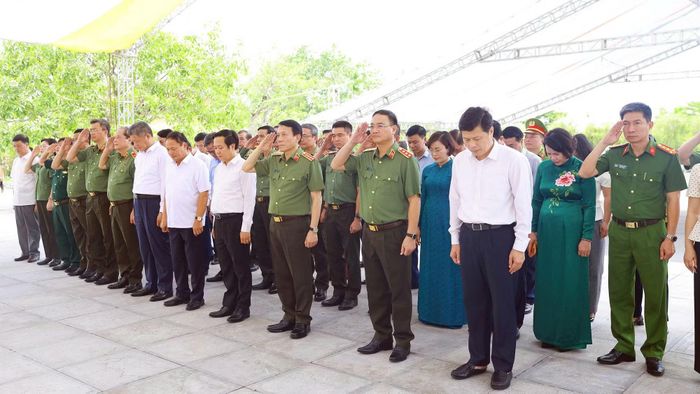 Bộ trưởng Lương Tam Quang cùng các đại biểu tưởng niệm các anh hùng liệt sĩ tại Đền thờ các Anh hùng liệt sĩ huyện Kim Động (cũ), tỉnh Hưng Yên.
