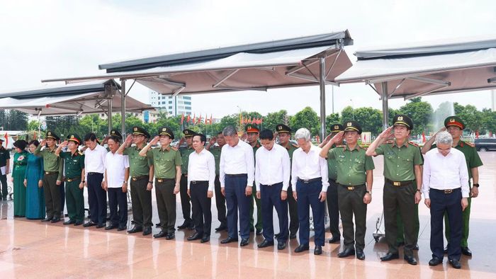  Bộ trưởng Lương Tam Quang cùng các đại biểu tưởng niệm cố Tổng Bí thư Nguyễn Văn Linh tại phường Phố Hiến, tỉnh Hưng Yên. 