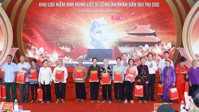Bí thư Tỉnh ủy Hưng Yên Phạm Quang Ngọc và Tổng Giám đốc Đài Tiếng nói Việt Nam, Phó Trưởng Ban Tuyên giáo và Dân vận Trung ương Đỗ Tiến Sỹ trao quà tặng thân nhân liệt sĩ, người có công với cách mạng xã Xuân Trúc.