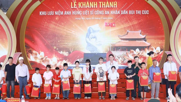 Bí thư Tỉnh ủy Bắc Ninh Nguyễn Hồng Thái và Tư lệnh Quân khu 3 Lương Văn Kiểm trao quà tặng các em học sinh có hoàn cảnh khó khăn trên địa bàn xã Xuân Trúc.