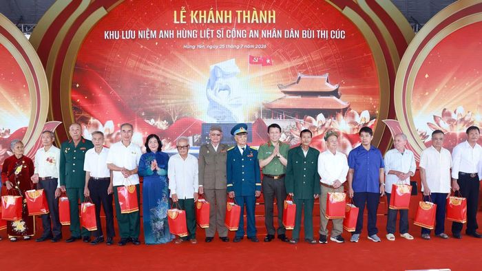Chủ tịch Ủy ban Trung ương MTTQ Việt Nam Bùi Thị Minh Hoài và Bộ trưởng Lương Tam Quang trao quà tặng các thương binh, bệnh binh của xã Xuân Trúc.