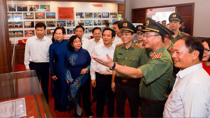Chủ tịch Ủy ban Trung ương MTTQ Việt Nam Bùi Thị Minh Hoài, Bộ trưởng Lương Tam Quang, Trưởng ban Nội chính Trung ương Lê Minh Trí và các đại biểu tham quan Nhà tưởng niệm Anh hùng liệt sĩ CAND Bùi Thị Cúc.