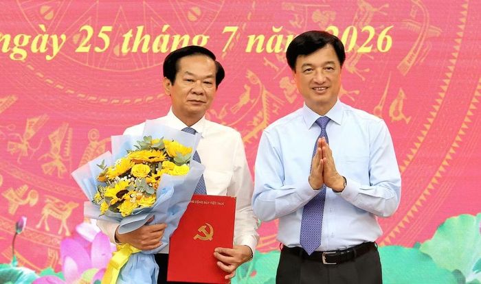 Đồng chí Nguyễn Duy Ngọc, Trưởng Ban Tổ chức Trung ương trao quyết định và tặng hoa chúc mừng tân Bí thư Thành ủy Cần Thơ.