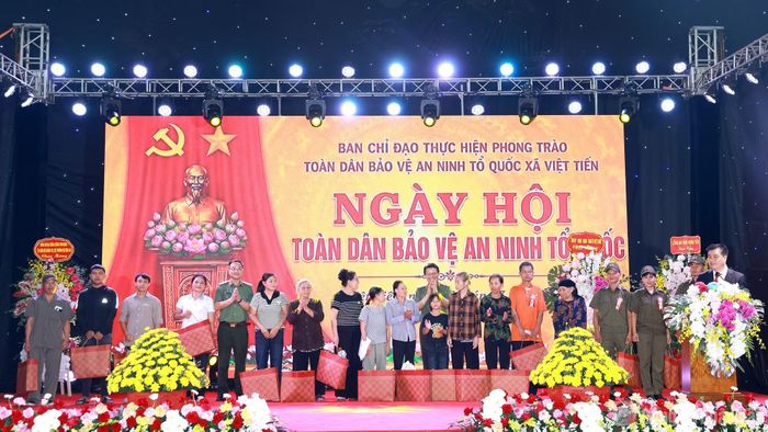 Bộ trưởng Lương Tam Quang và Thứ trưởng Phạm Thế Tùng tặng quà các gia đình chính sách xã Việt Tiến.