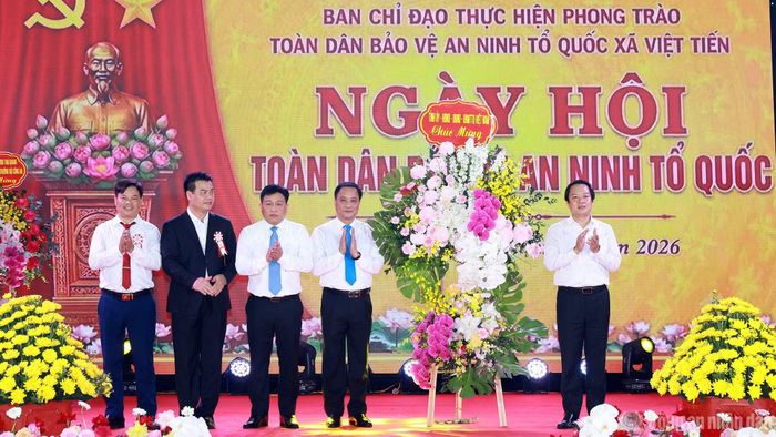 Bí thư Tỉnh ủy Hưng Yên Phạm Quang Ngọc tặng hoa chúc mừng Đảng bộ, chính quyền và nhân dân xã Việt Tiến.