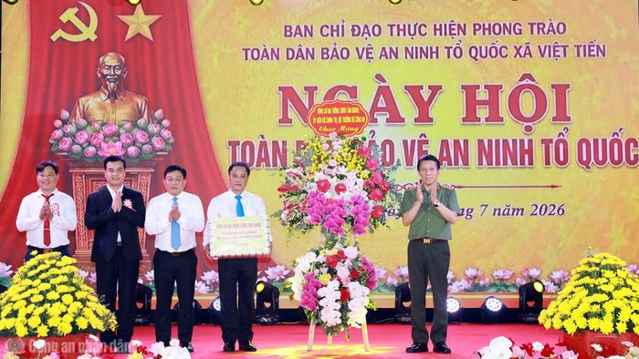Bộ trưởng Lương Tam Quang tặng quà và hoa chúc mừng Đảng bộ, chính quyền và nhân dân xã Việt Tiến.