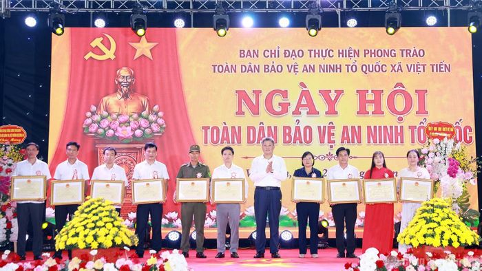 Chủ tịch UBND tỉnh Hưng Yên Nguyễn Mạnh Quyền trao Bằng khen của Chủ tịch UBND tỉnh Hưng Yên tặng các tập thể, cá nhân có thành tích xuất sắc trong phong trào Toàn dân bảo vệ ANTQ.