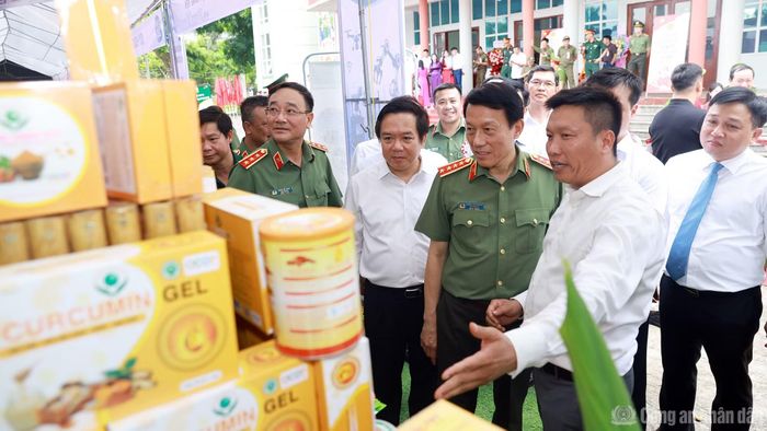 Bộ trưởng Lương Tam Quang và các đại biểu tham quan các gian hàng giới thiệu sản phẩm địa phương.