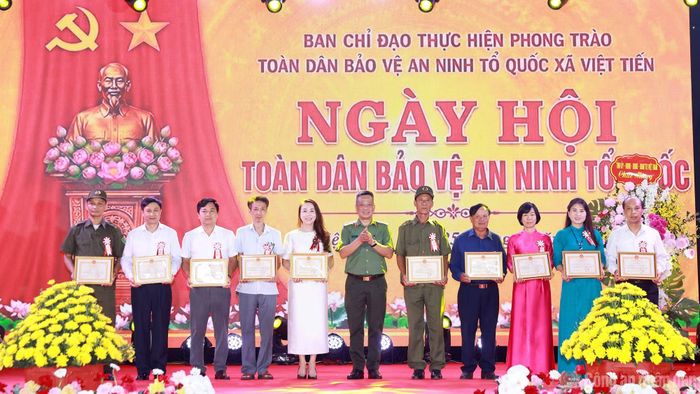 Thiếu tướng Trần Xuân Ánh trao Giấy khen của Công an tỉnh Hưng Yên tặng các tập thể, cá nhân có thành tích xuất sắc.