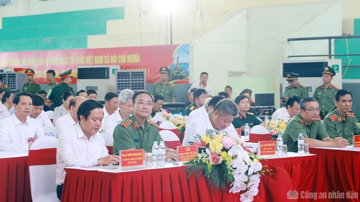 Bộ trưởng Lương Tam Quang và các đại biểu dự Ngày hội.