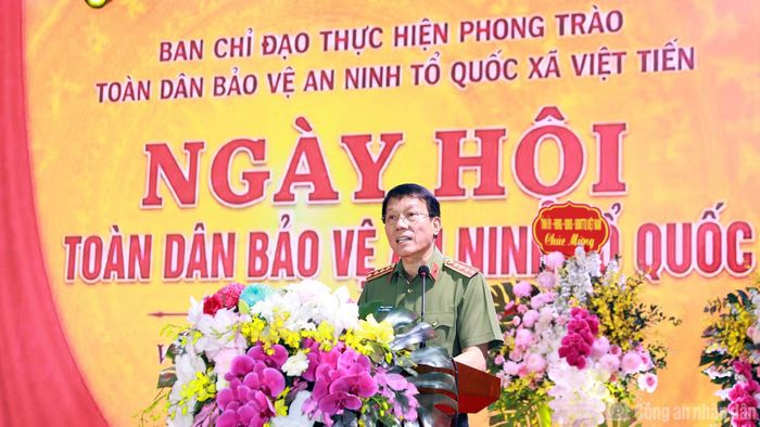 Bộ trưởng Lương Tam Quang ghi nhận, đánh giá cao kết quả công tác phong trào toàn dân bảo vệ ANTQ trên địa bàn xã Việt Tiến.