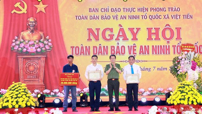 Bộ trưởng Lương Tam Quang trao Bằng khen của Bộ Công an tặng các tập thể có thành tích xuất sắc trong phong trào Toàn dân bảo vệ ANTQ.