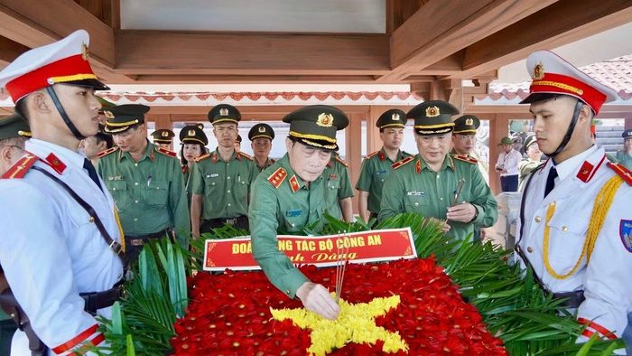 Thứ trưởng Lê Quốc Hùng cùng đoàn công tác thực hiện nghi thức thả hoa, dâng hương tưởng niệm các Anh hùng liệt sĩ trên dòng sông Thạch Hãn, tỉnh Quảng Trị.